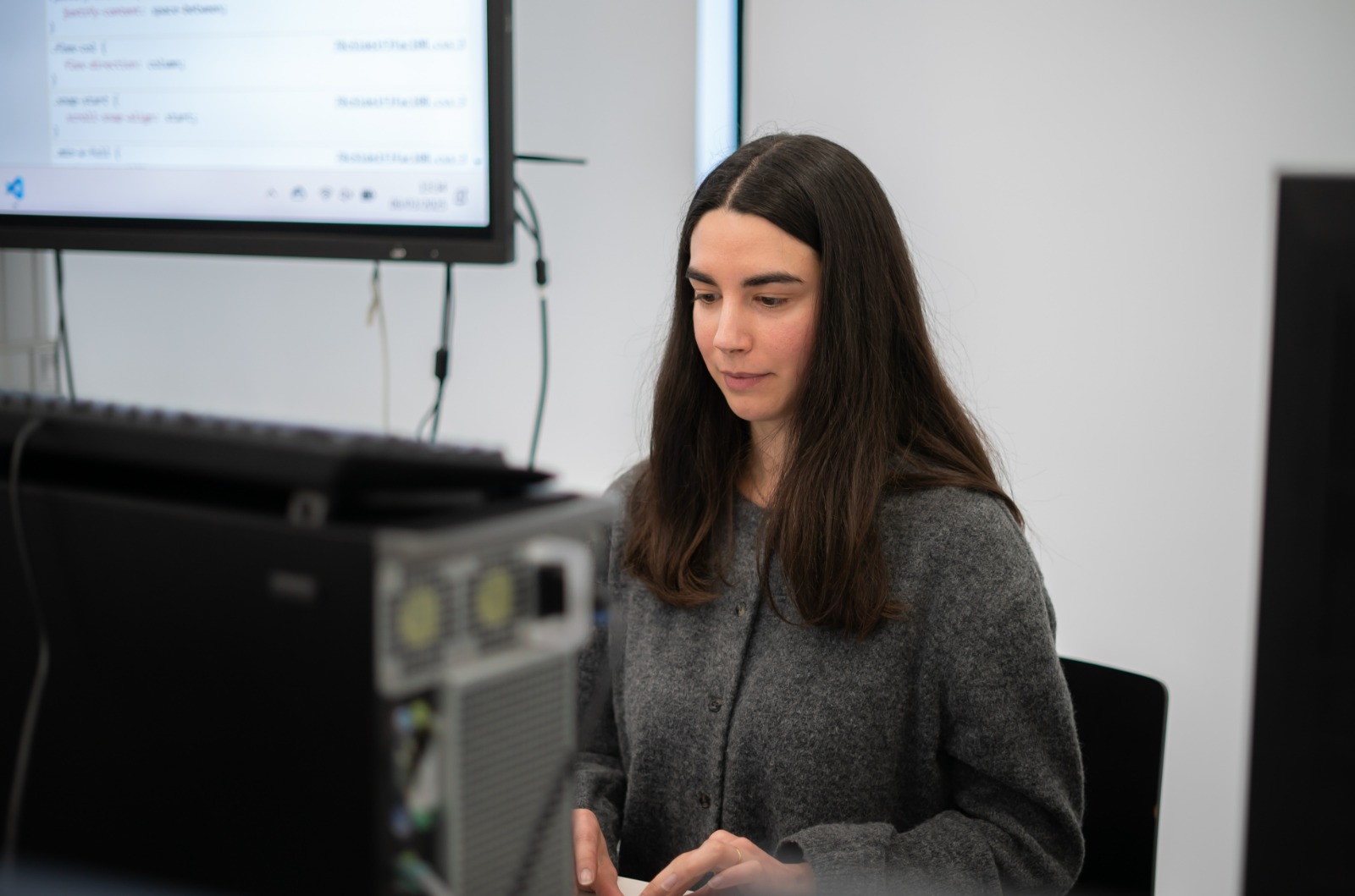 Anna Hilla picture presenting project on the computer